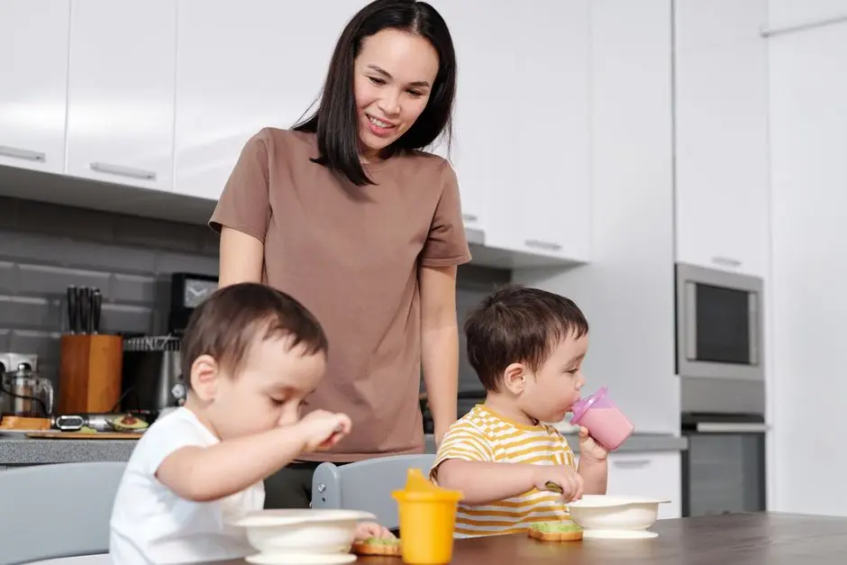 Ibu menyiapkan sarapan bersama anak di rumah